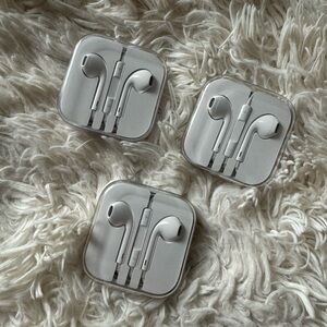 NEW Apple Wired White EarPods (with 3.5mm Headphone Plug) - Set of 3